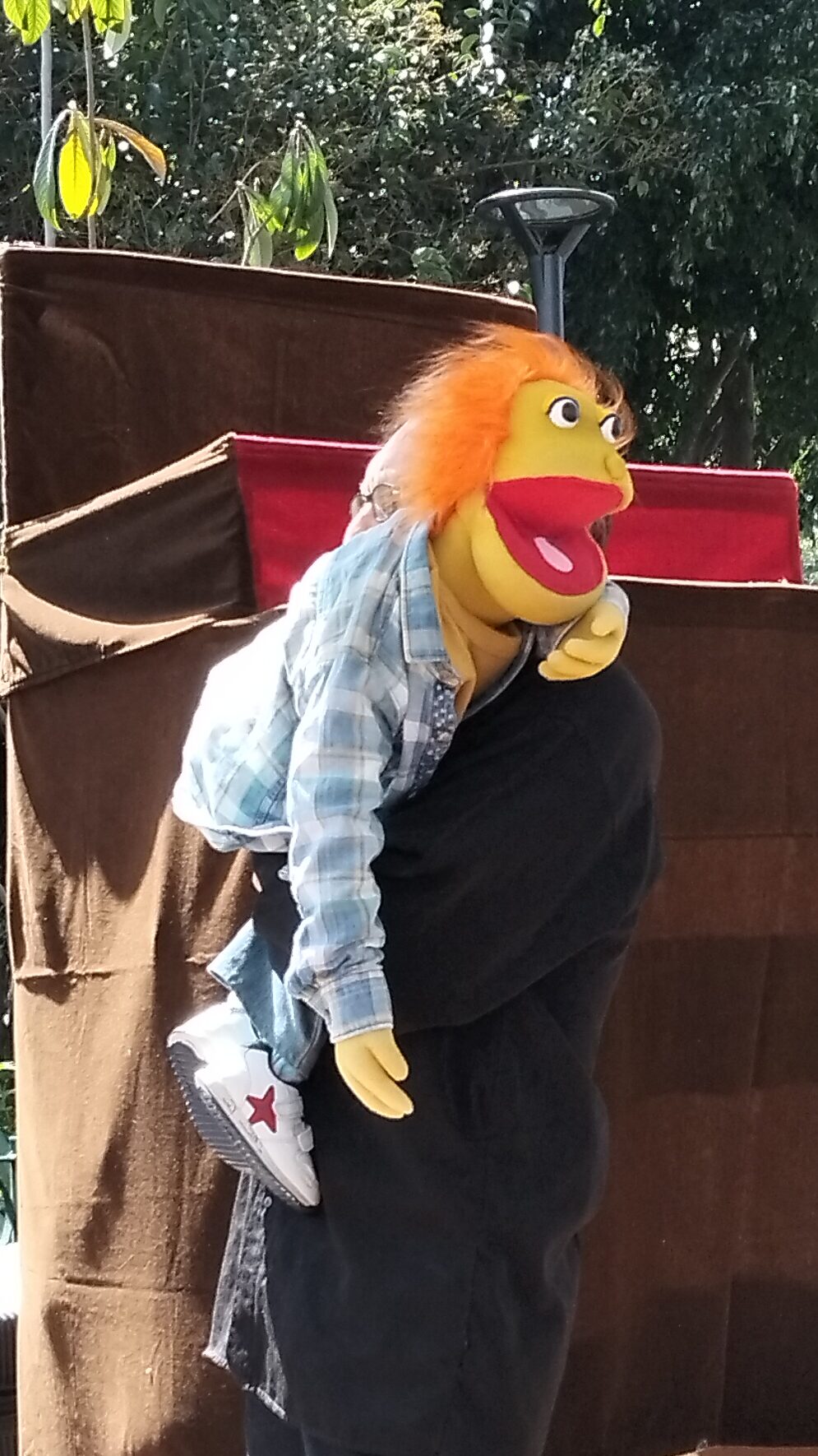 Nos invitaron a participar en el Festival Unidos por Tlacopan. Organizado por la Secretaria de Cultura de la Cd. de México a través del programa de Festivales Comunitarios. Los vecinos participaron con ventas de comidas y otras cosas y yo me quería quedar más y me estaban aplaudiendo y todo pero Don Tlacuache me sacó de escena para seguir con el show. Estuvo padrísimo y ya platicamos cuando vamos a regresar. 